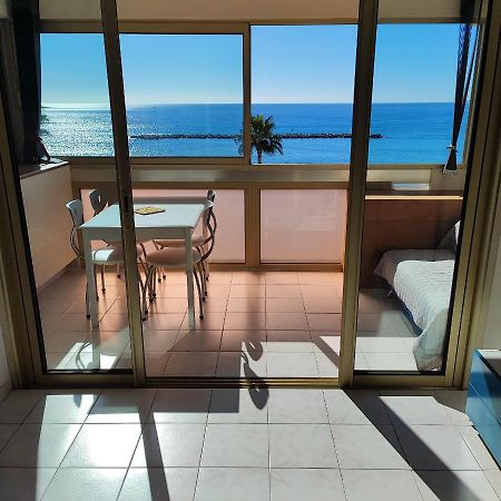 Grand Studio Bord De Mer- Acces Direct Aux Plages Saint-Laurent-du-Var Kültér fotó