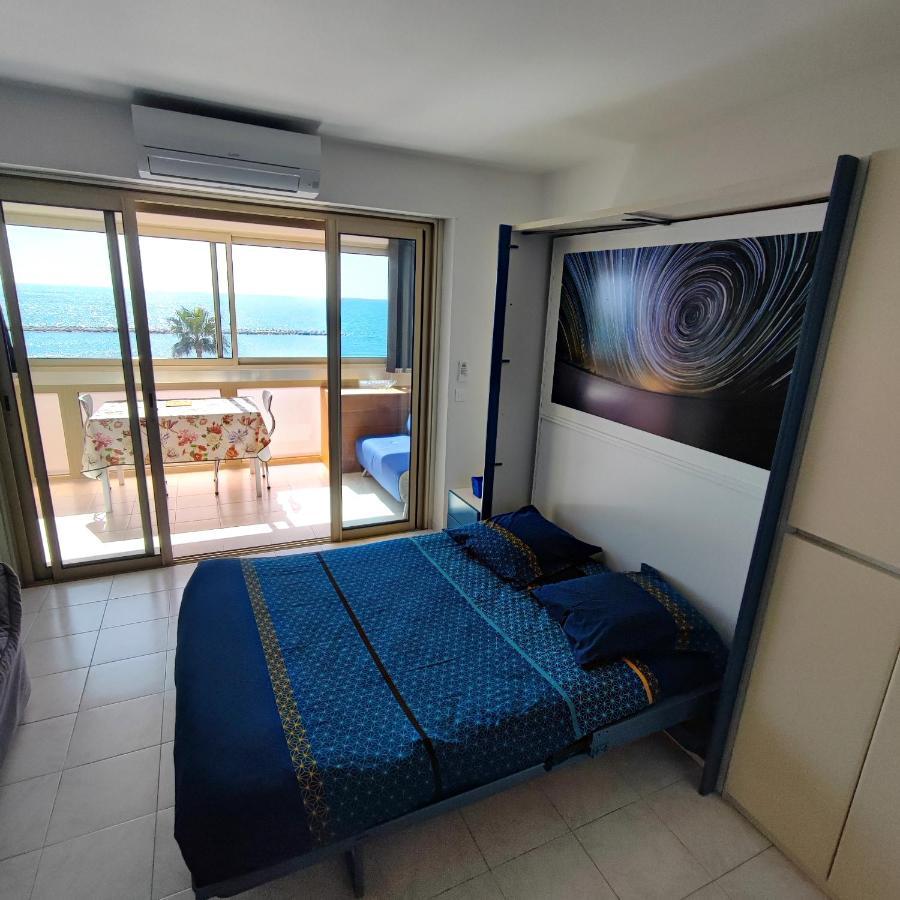 Grand Studio Bord De Mer- Acces Direct Aux Plages Saint-Laurent-du-Var Kültér fotó